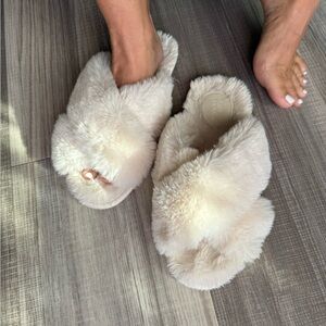 Stars Above Faux Fur Crossband Slippers – Cream/White – Size 9 - Previously Worn